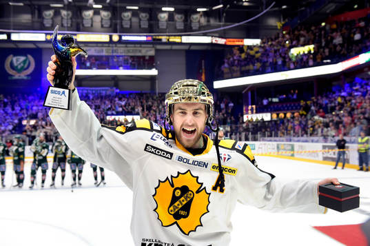 Skellefteås Joakim Lindström jublar