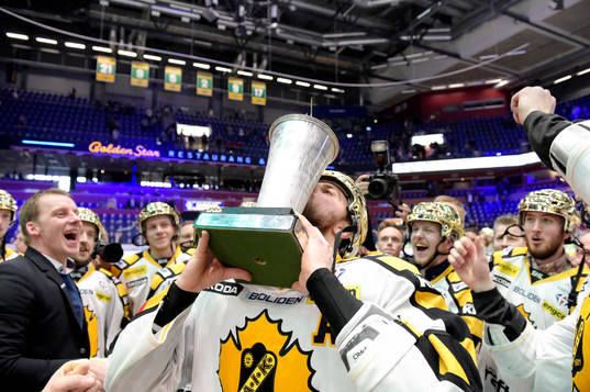 Skellefteås Joakim Lindström kysser och lyfter pokalen