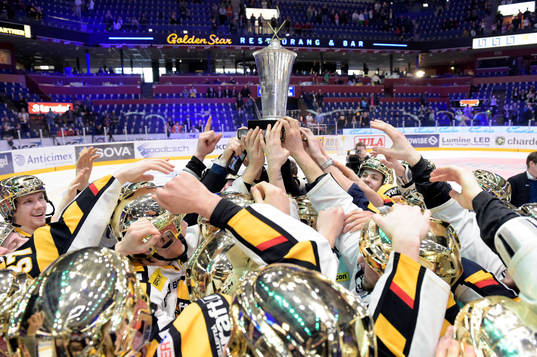 Skellefteås spelare lyfter pokalen