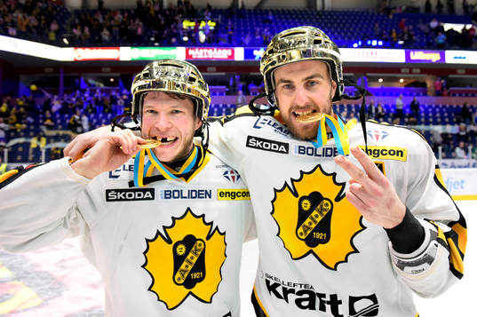 Skellefteås Erik Forssell och Joakim Lindström smakar på