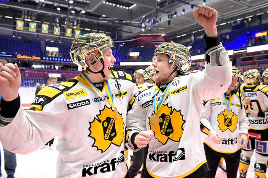 Skellefteås Oscar Sundqvist och Oscar Möller jublar