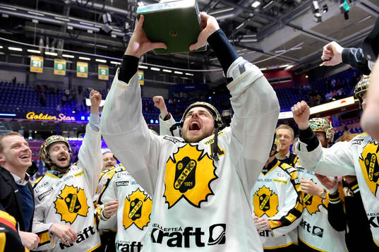 Skellefteås Joakim Lindström lyfter pokalen