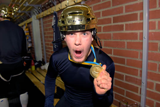 Skellefteås Viktor Arvidsson jublar med medaljen