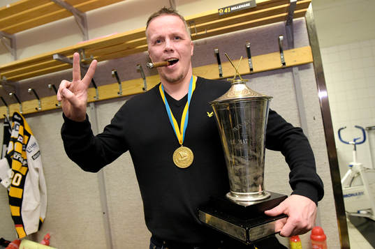 Skellefteås tränare Hans Wallson med cigarr och pokal