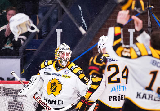 Skellefteås spelare rusar mot målvakten Markus Svensson