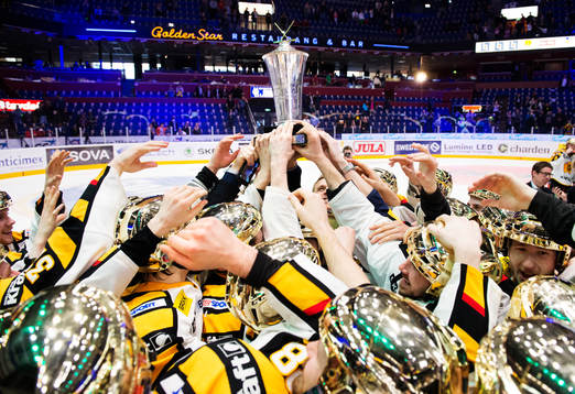 Skellefteås spelare höjer SM-pokalen