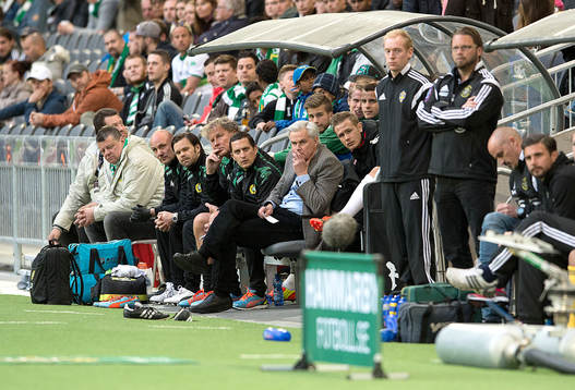 Hammarbys bänk med tränare Nanne Bergstrand i spetsen
