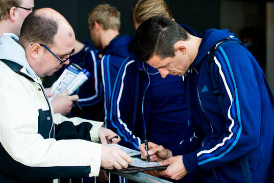 Djurgårdens Haris Radetinac skriver autografer