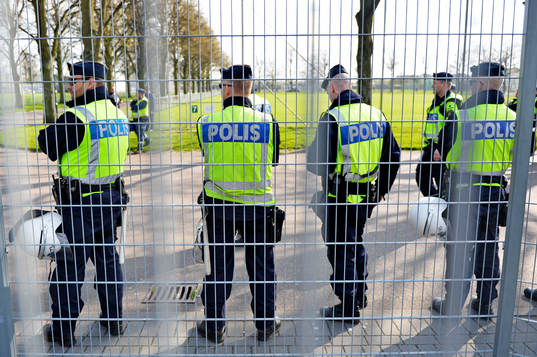 Poliser utanför Swedbank Stadion