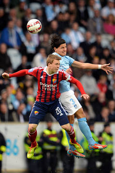 Malmö FFs Miiko Albornoz och Djurgårdens Simon Tibbling i