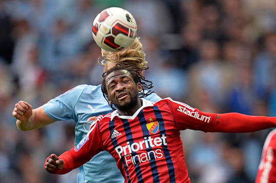 Djurgårdens Amadou Jawo i nickduell med Malmö FFs Filip