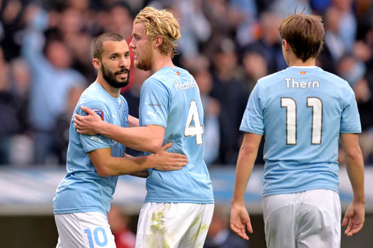 Malmö FFs Guillermo Molins firar med Filip Helander att