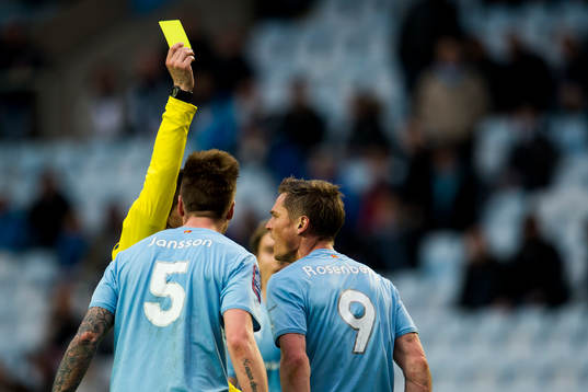 Malmö FFs Markus Rosenberg får gult kort av domare Bojan