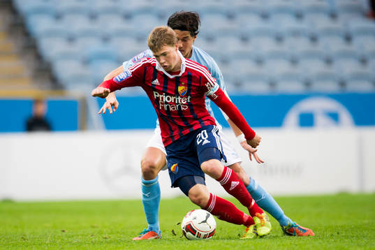 Djurgårdens Simon Tibbling och Malmö FFs Miiko Albornoz