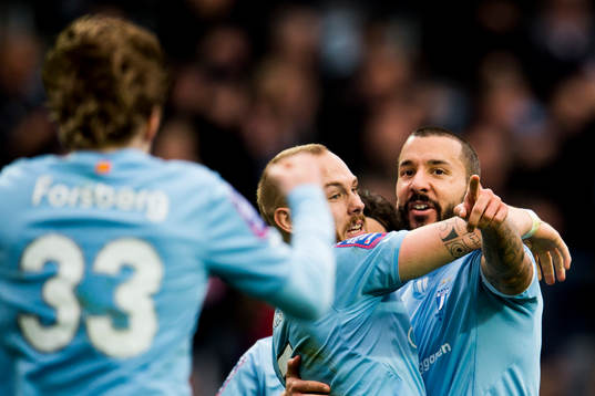 Malmö FFs Guillermo Molins jublar ihop med Magnus Eriksson