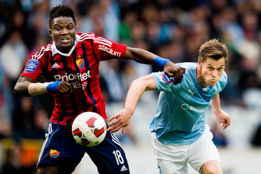 Djurgårdens Daniel Amartey i kamp om bollen med Malmö FFs