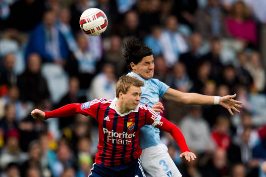 Djurgårdens Simon Tibbling i nickduell med Malmö FFs