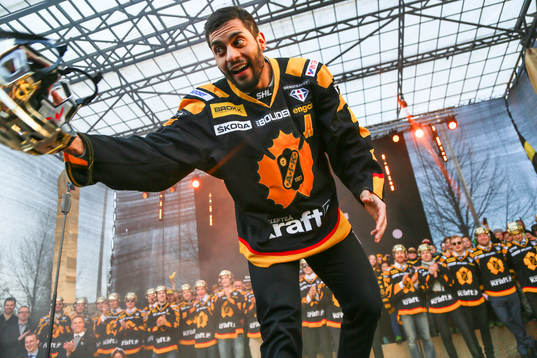 Pierre Eduoard Bellemare firar SM-guldet i ishockey på