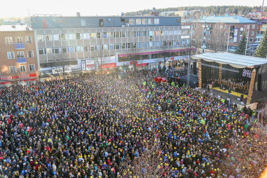 Skellefteåfansen firar SM-guldet i ishockey på torget i