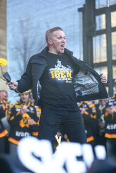 Hans Wallson firar SM-guldet i ishockey på torget i