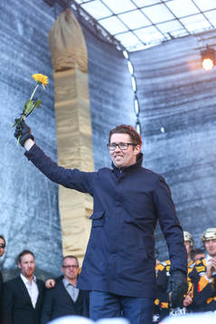 Stefan Klockare firar SM-guldet i ishockey på torget i