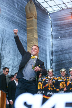 Bert Robertsson firar SM-guldet i ishockey på torget i