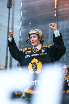 Niclas Burström firar SM-guldet i ishockey på torget i