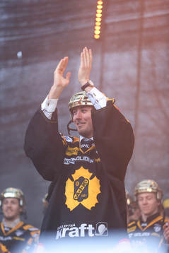 Stefan Steen firar SM-guldet i ishockey på torget i