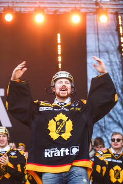Erik Hanses firar SM-guldet i ishockey på torget i