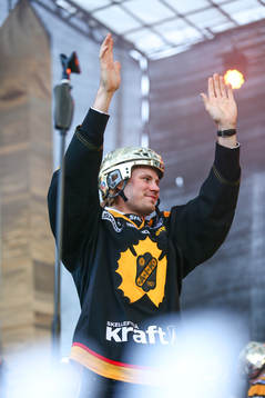 Stefan Warg firar SM-guldet i ishockey på torget i