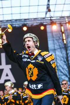Erik Andersson firar SM-guldet i ishockey på torget i