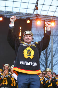 Jonas Frögren firar SM-guldet i ishockey på torget i