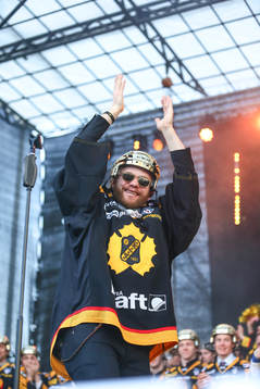 Markus Svensson firar SM-guldet i ishockey på torget i
