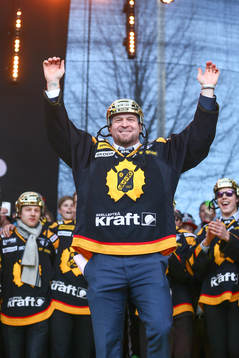 Jonas Frögren firar SM-guldet i ishockey på torget i