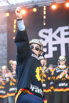 Viktor Arvidsson firar SM-guldet i ishockey på torget i
