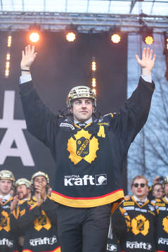 Joakim Lindström firar SM-guldet i ishockey på torget i