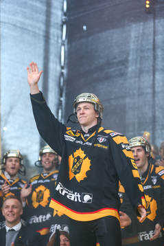 Anton Lindholm firar SM-guldet i ishockey på torget i