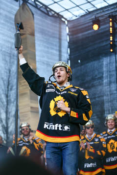 Arvid Lundberg firar SM-guldet i ishockey på torget i