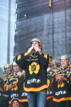 Bud Holloway firar SM-guldet i ishockey på torget i
