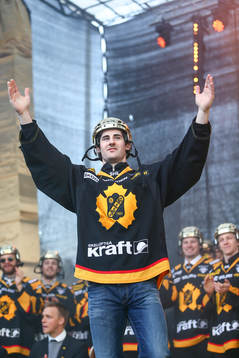 Bud Holloway firar SM-guldet i ishockey på torget i