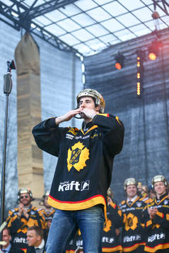 Bud Holloway firar SM-guldet i ishockey på torget i