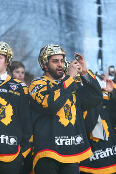 Pierre Eduoard Bellemare firar SM-guldet i ishockey på