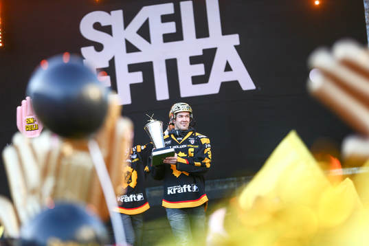 Jimmie Ericsson firar SM-guldet i ishockey på torget i