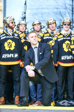 Bert Robertsson firar SM-guldet i ishockey på torget i