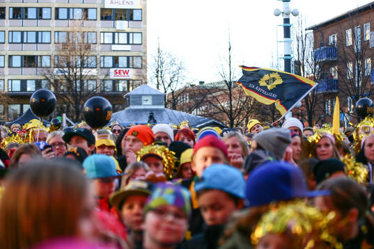 Skellefteåfansen firar SM-guldet i ishockey på torget i