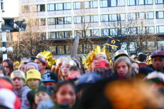 Skellefteåfansen firar SM-guldet i ishockey på torget i