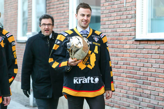 Joakim Lindström firar SM-guldet i ishockey på torget i