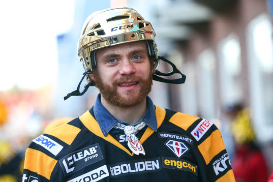 Markus Svensson firar SM-guldet i ishockey på torget i