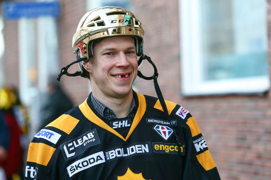 Erik Forsell firar SM-guldet i ishockey på torget i