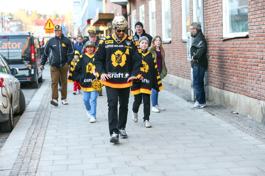Pierre Eduoard Bellemare firar SM-guldet i ishockey på